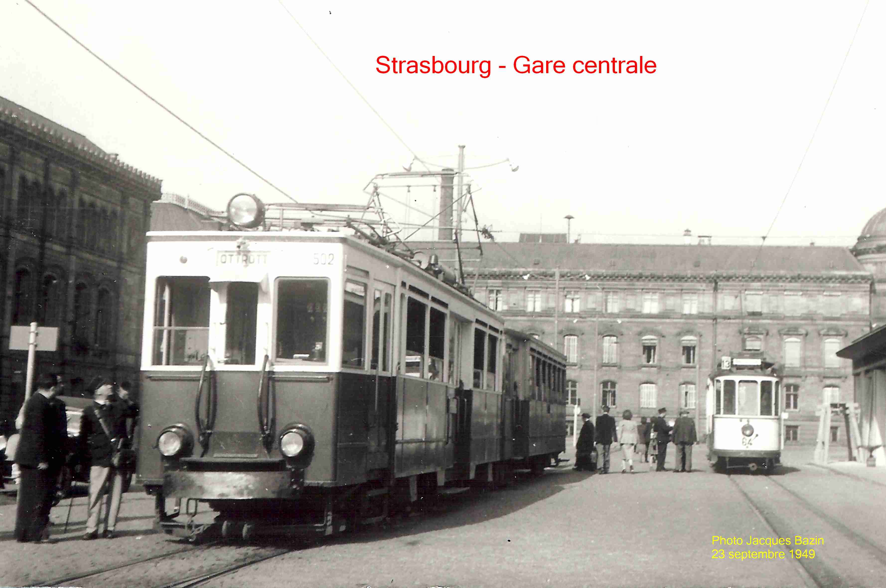 L'automotrice n� 502 et une voiture cotoient la motrice n� 64 Place de la Gare.